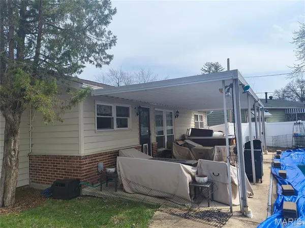 $189,900 | 2703 Aberdeen Drive, Florissant, MO 63033