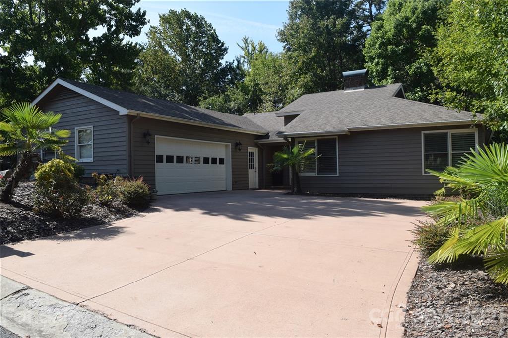18 Shipmaster Court Lake Wylie, SC 29710 - Photo 2 of 34 a front view of a house with a yard and garage