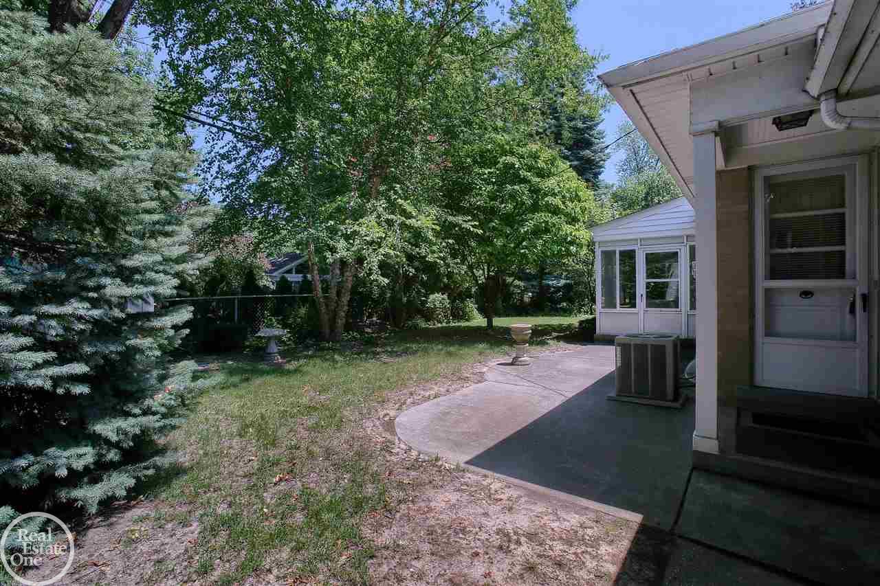 1680 Oxford Road Grosse Pointe, MI 48236 - Photo 29 of 30 50016375-28.JPG