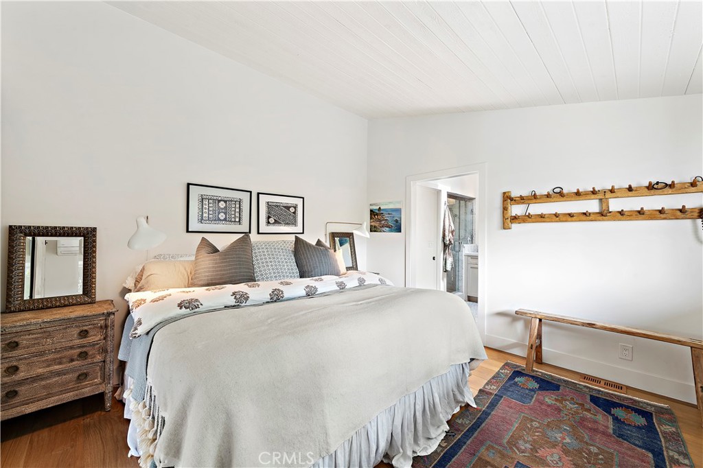 721 Browncroft Road Laguna Beach, CA 92651 - Photo 32 of 42 a bed room with a bed and a lamp