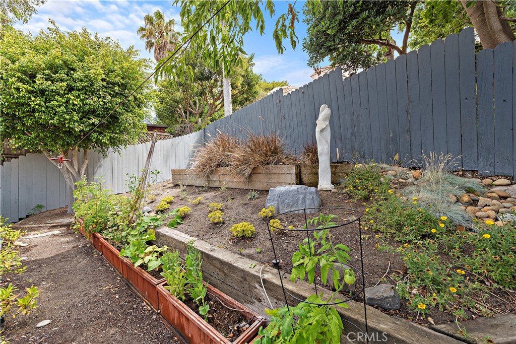 721 Browncroft Road Laguna Beach, CA 92651 - Photo 36 of 42 a backyard of a house with lots of green space