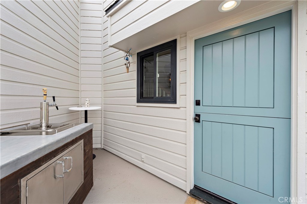 721 Browncroft Road Laguna Beach, CA 92651 - Photo 7 of 42 a utility room with a sink