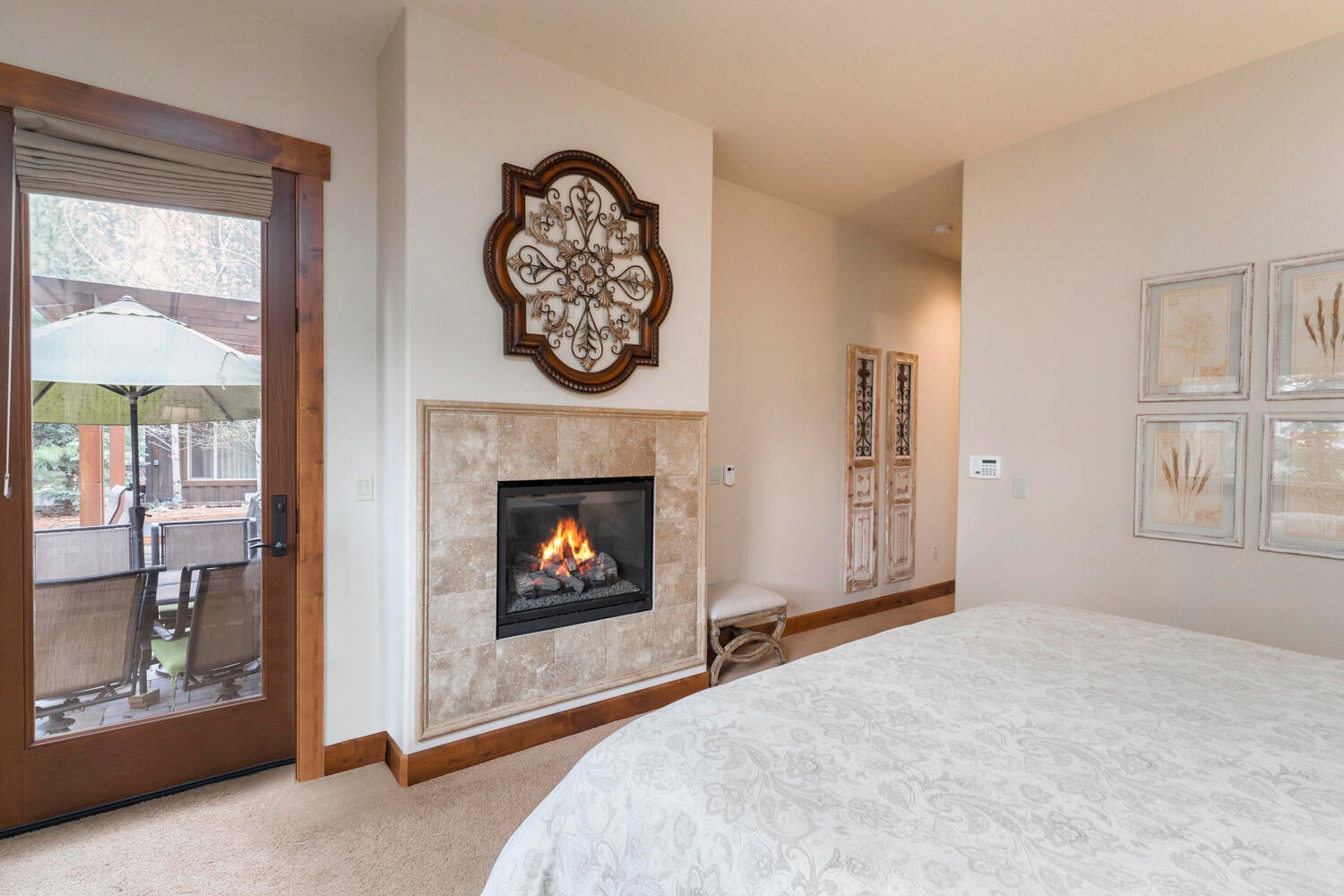 60496 Snap Shot Loop Bend, OR 97702 - Photo 27 of 42 Main level Primary Bedroom