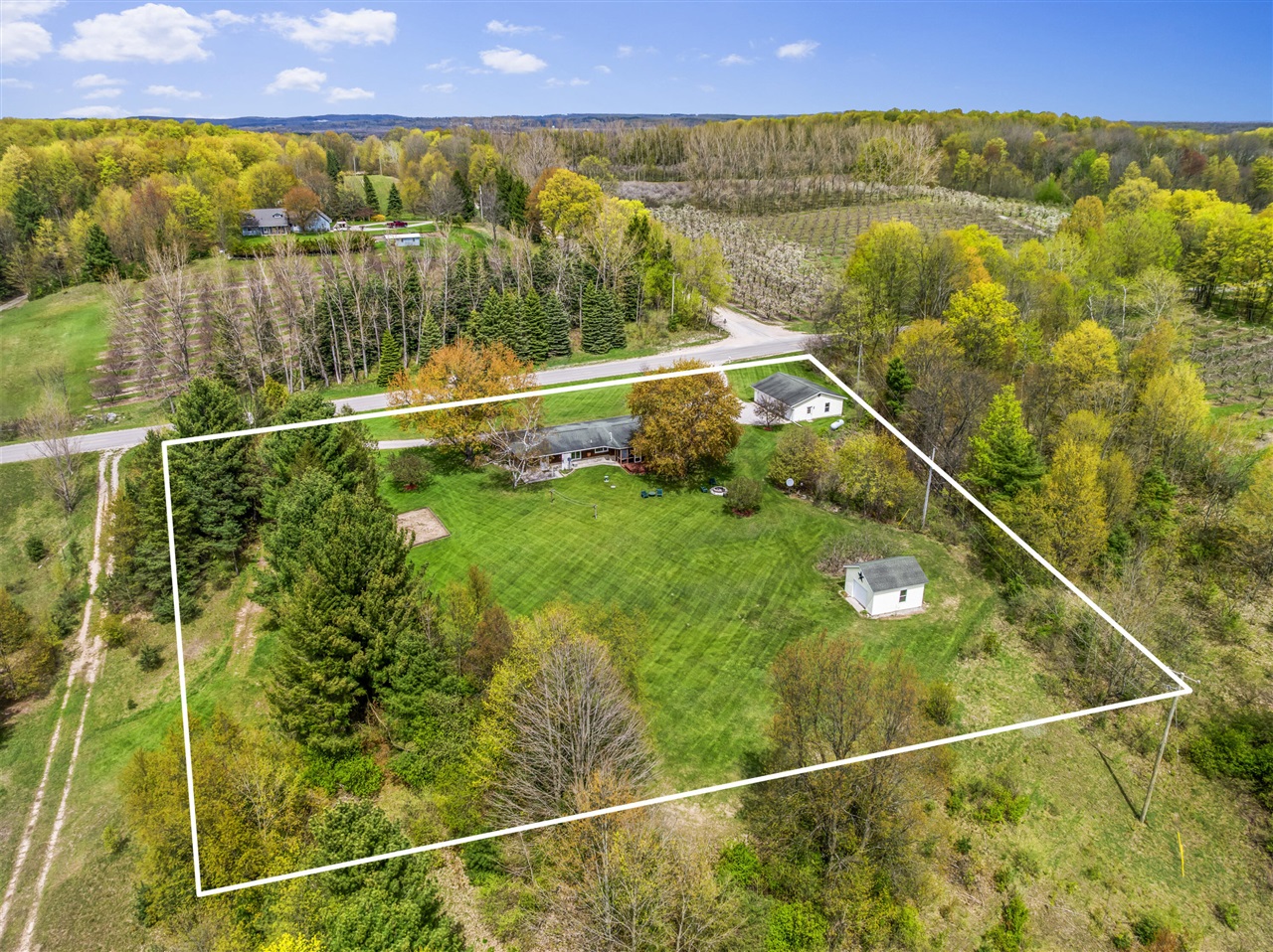 6039 Mick Road Benzonia, MI 49616 - Photo 20 of 62