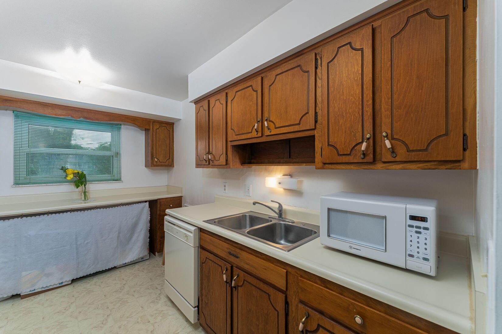 6241 Faircrest Road Columbus, OH 43229 - Photo 11 of 33 Kitchen