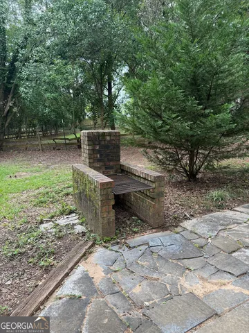 a view of a house with backyard
