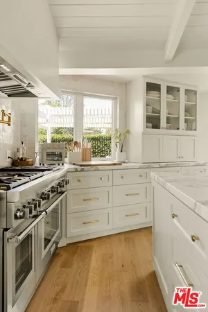 $1,100,000 | 18829 Sylvan Street, Tarzana, CA 91335