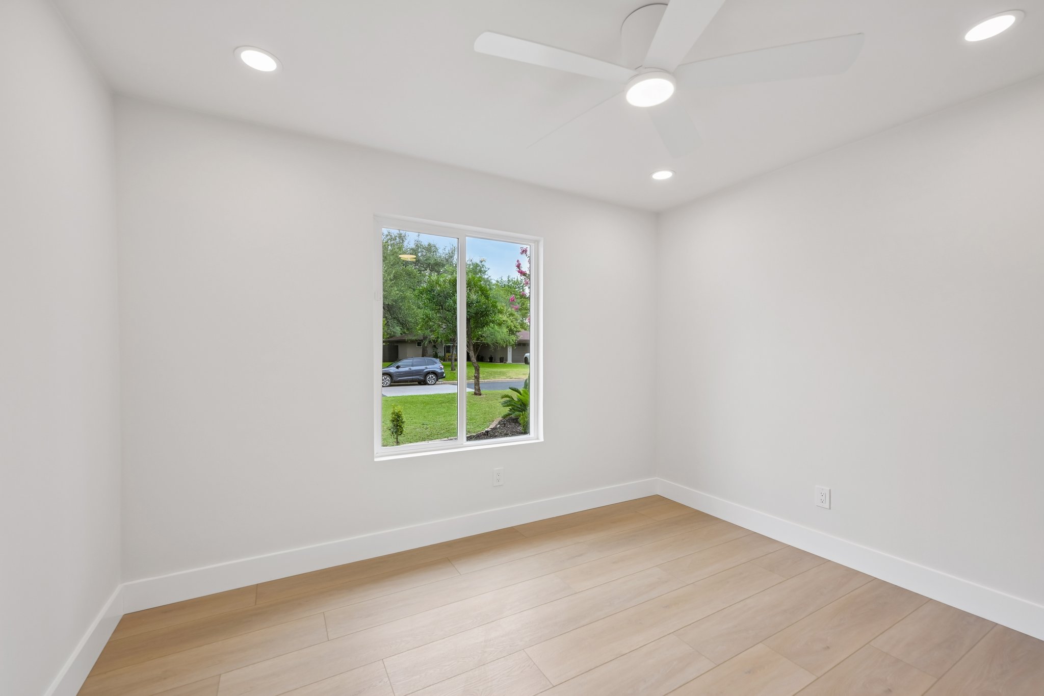 11809 Charing Cross Road Austin, TX 78759 - Photo 21 of 33 an empty room with a window