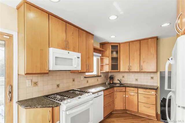 $899,000 | 2066 Holland Way, Merrick, NY 11566