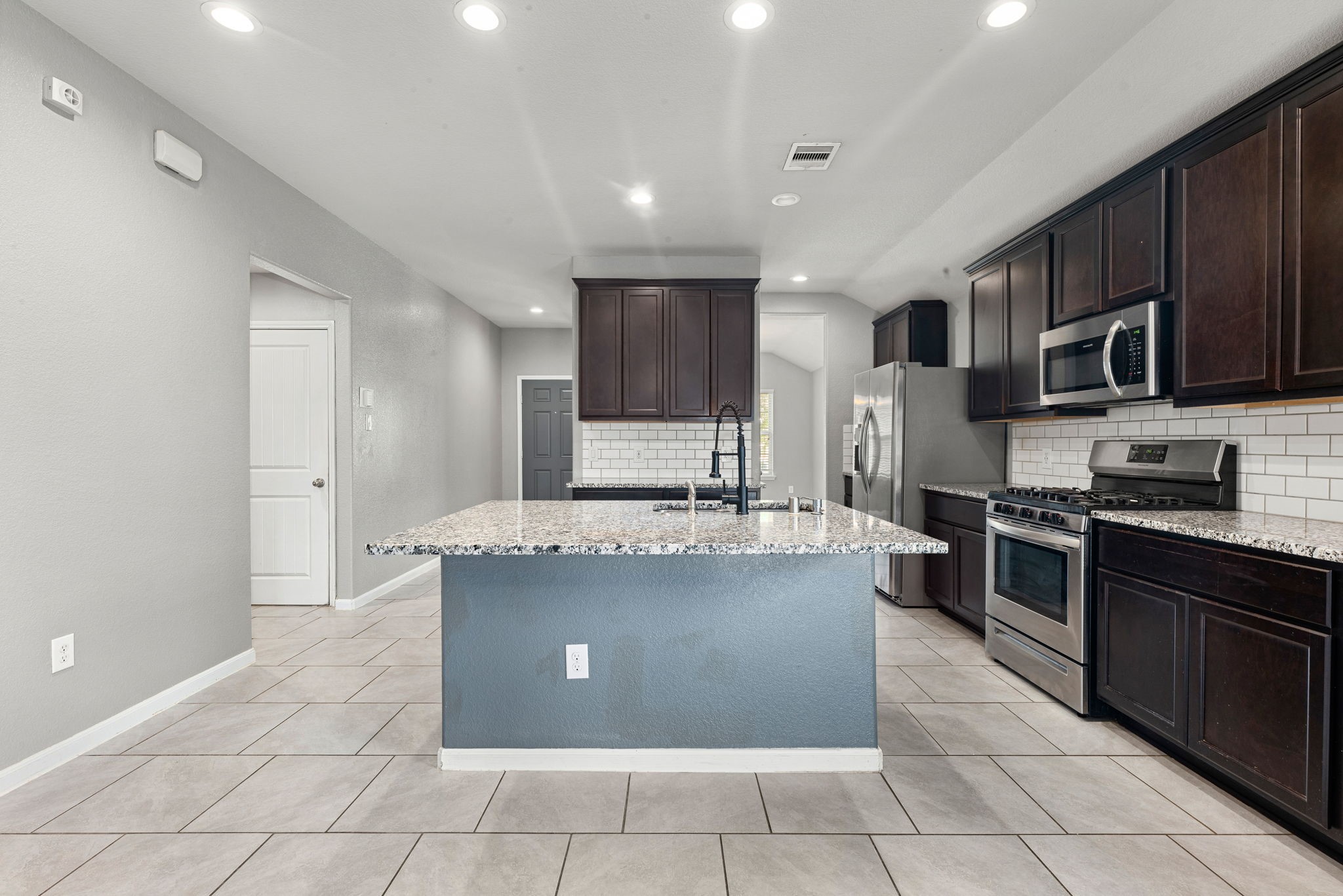 614 Harvest Bluff Drive Rosharon, TX 77583 - Photo 9 of 34 Gallery Image 9