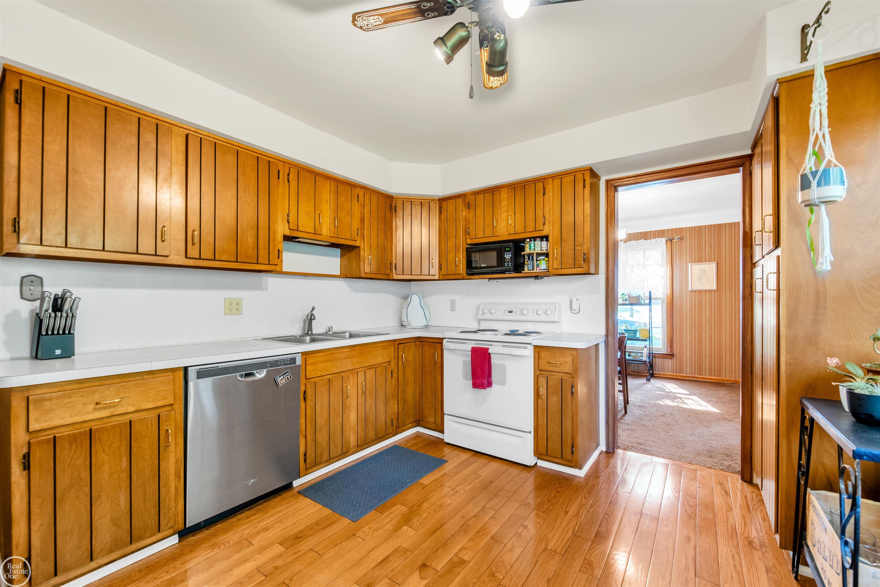 403 Cloverly Road Grosse Pointe, MI 48236 - Photo 9 of 32 50113687-8.JPG
