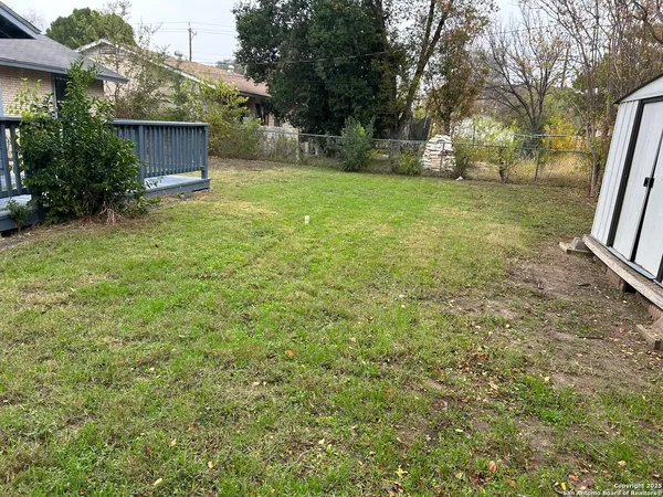 a view of a backyard