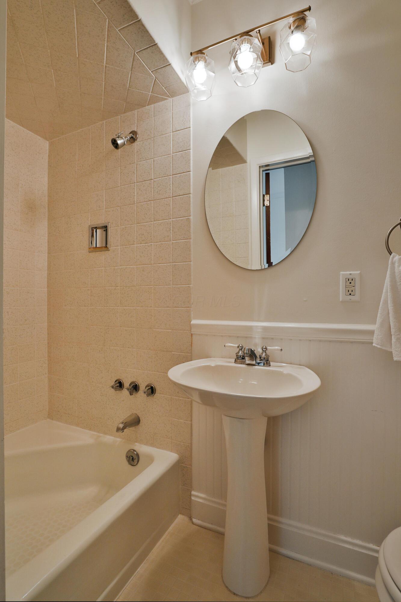 27 East Dunedin Road Columbus, OH 43214 - Photo 19 of 52 Full Bath