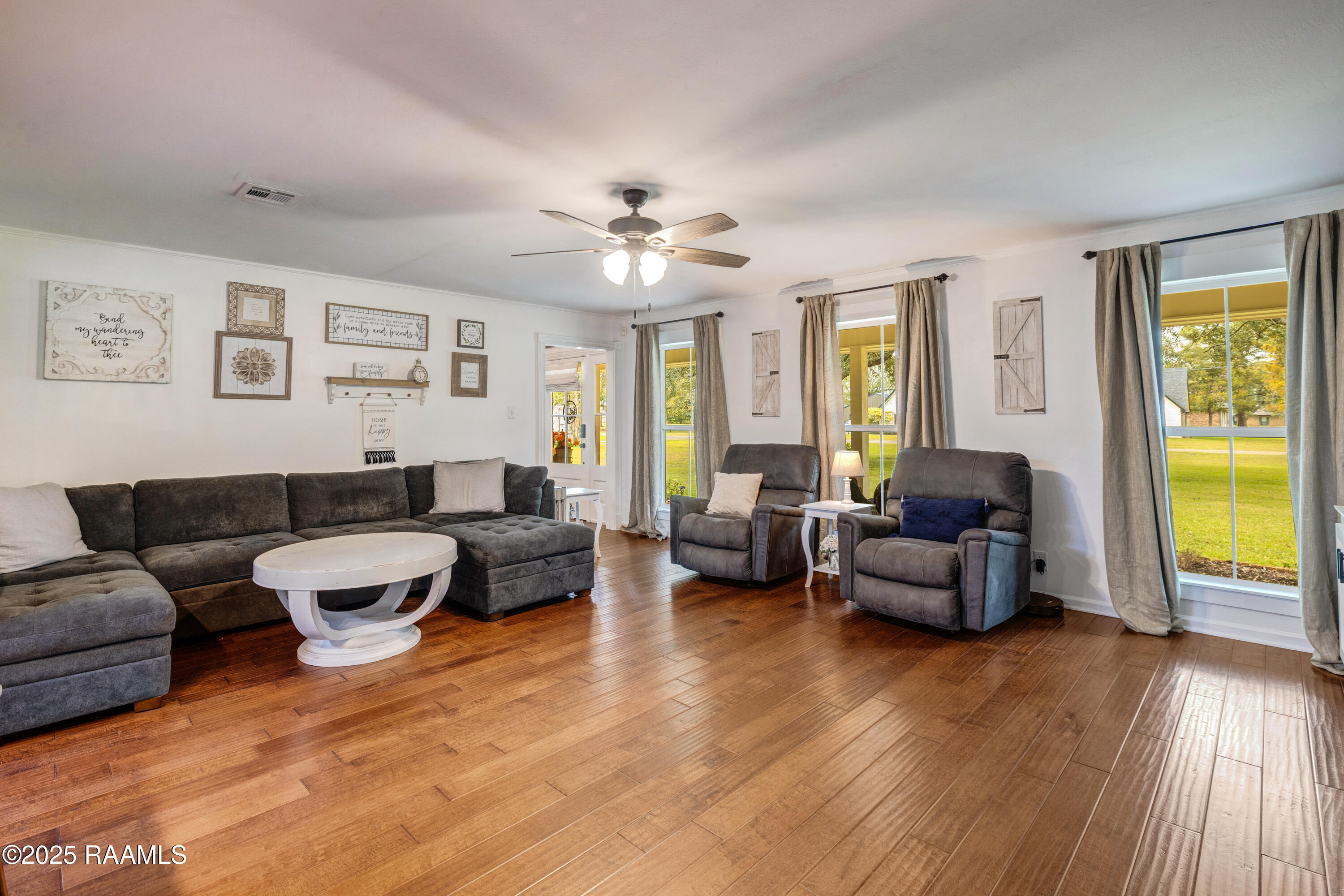 708 Kyle Landry Road New Iberia, LA 70563 - Photo 7 of 30 Living Room