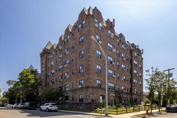 $399,000 | 141 Wyckoff Place, Unit 2E, Woodmere, NY 11598