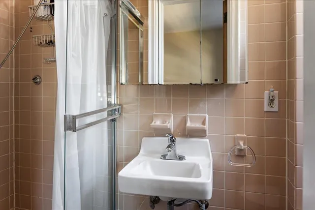 $399,000 | 141 Wyckoff Place, Unit 2E, Woodmere, NY 11598