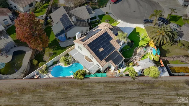 a bird view of a house with a backyard