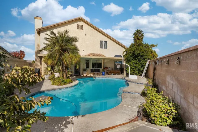 a view of a house with backyard sitting area and garden