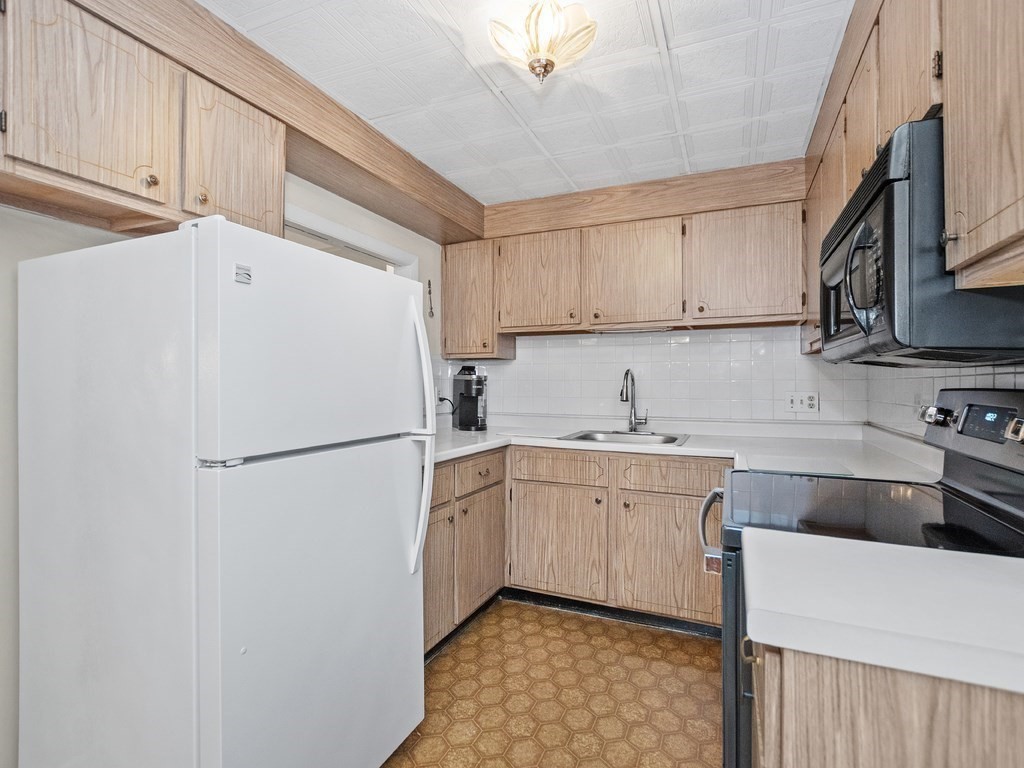 62 Jacqueline Road, Unit 4 Waltham, MA 02452 - Photo 14 of 30 Gallery Image 14