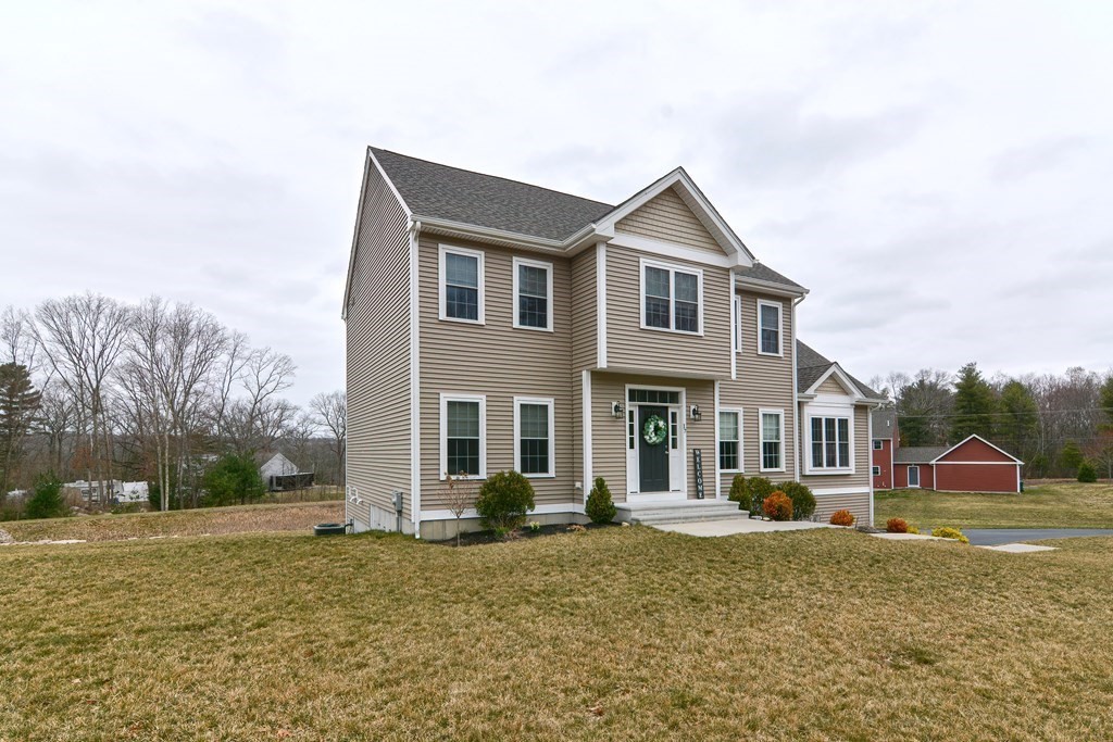 17 Rifleman Way Uxbridge, MA 01569 - Photo 3 of 40 Gallery Image 3