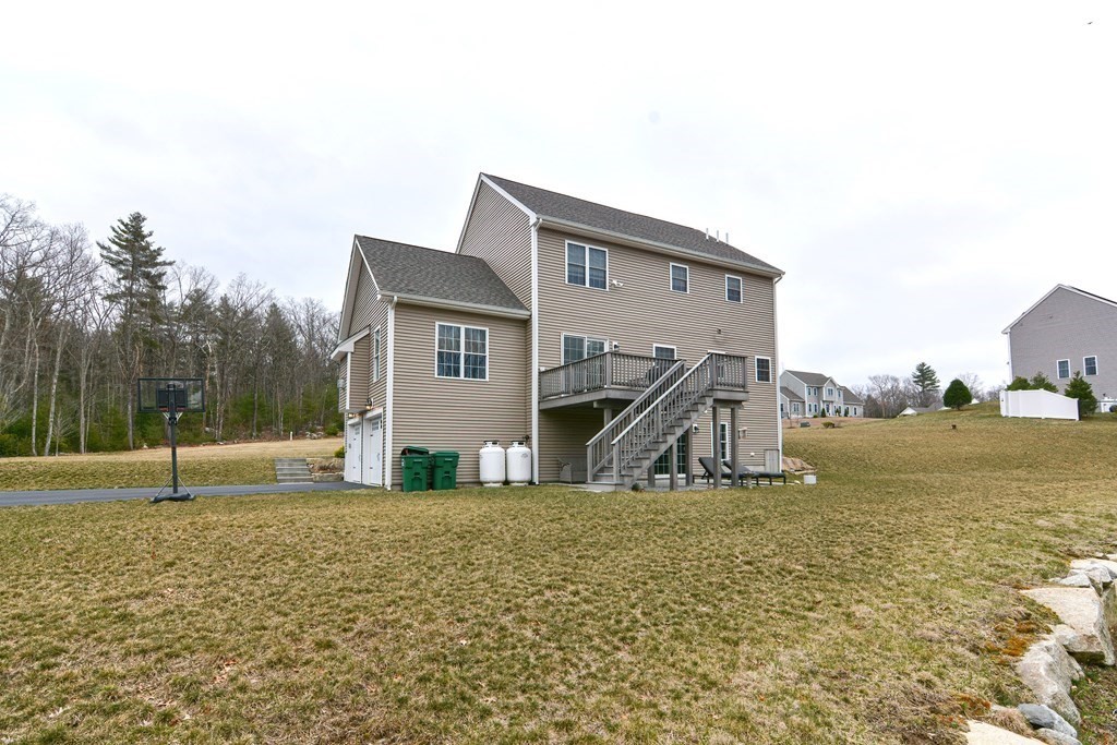 17 Rifleman Way Uxbridge, MA 01569 - Photo 5 of 40 Gallery Image 5