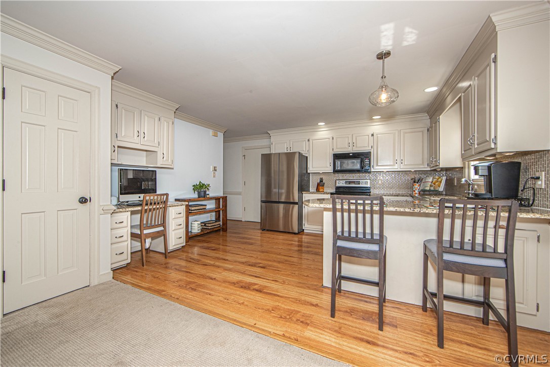 11360 Glendevon Road Chesterfield, VA 23838 - Photo 10 of 43 Kitchen with built in desk and pantry has garage e