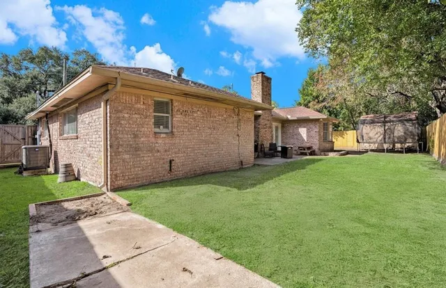 a front view of house with yard