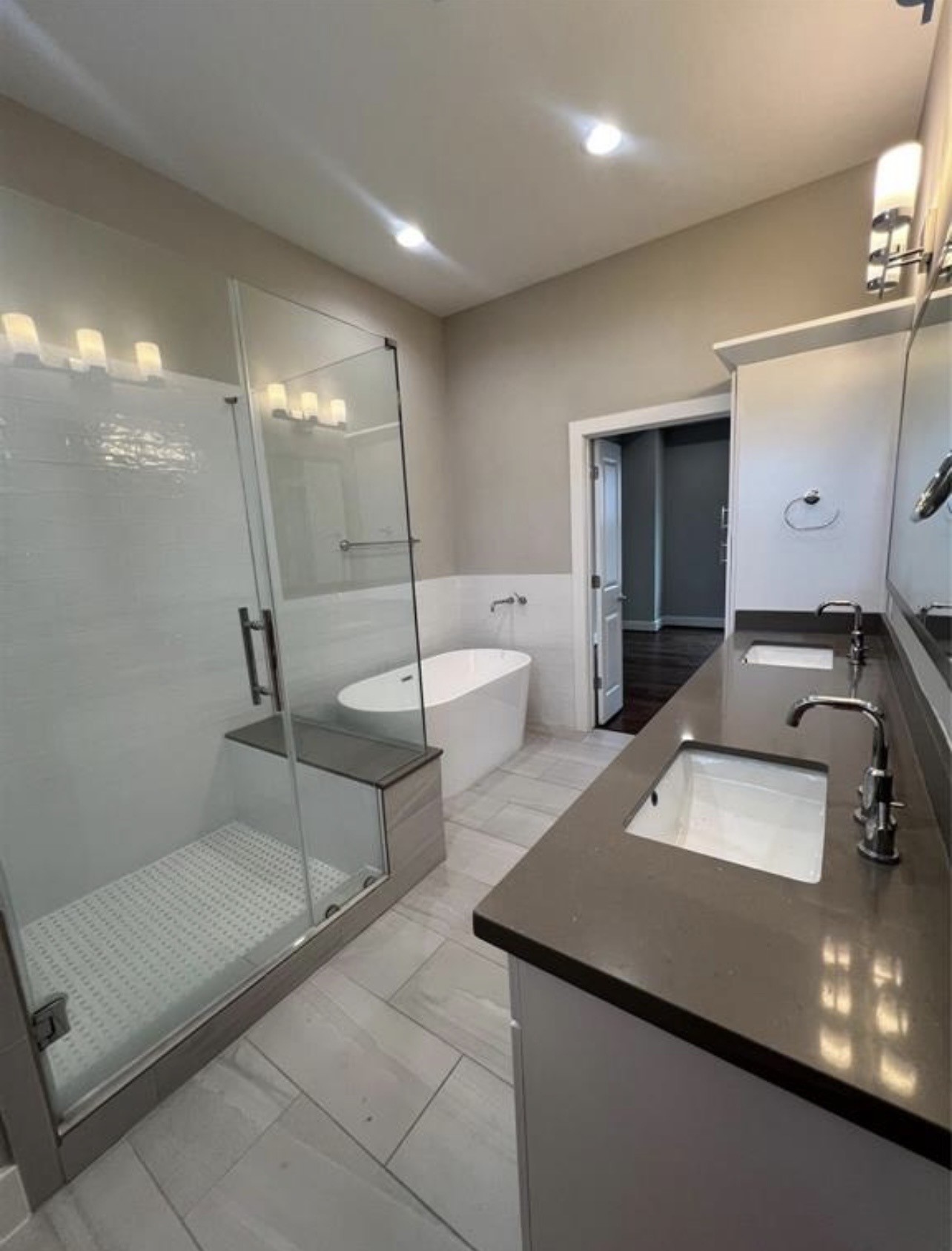 1224 Upton Street Houston, TX 77020 - Photo 30 of 48 Primary bathroom with garden tub and walk in shower