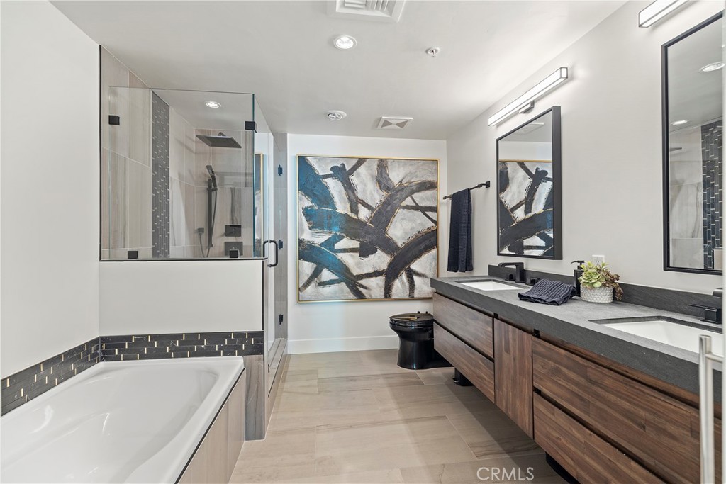3141 Michelson Drive, Unit 907 Irvine, CA 92612 - Photo 20 of 48 a bathroom with a tub sink and mirror