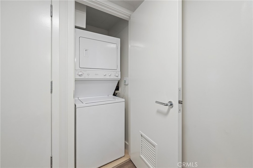 3141 Michelson Drive, Unit 907 Irvine, CA 92612 - Photo 37 of 48 a utility room with dryer and washer