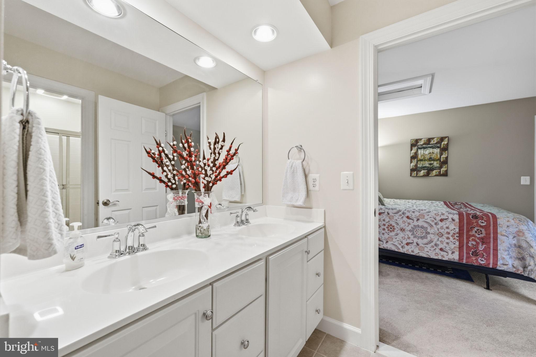 14261 Clubhouse Road Gainesville, VA 20155 - Photo 48 of 102 Jack-n-jill bathroom between bedrooms 2&3