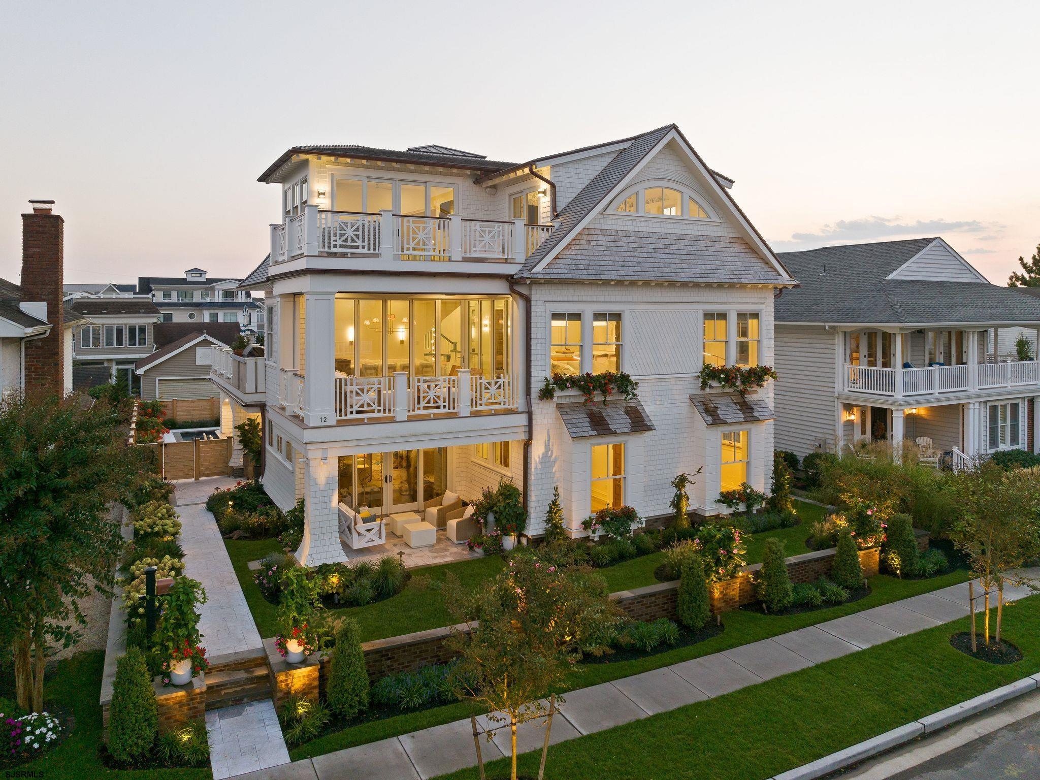 12 East Newcastle Road Ocean City, NJ 08226 - Photo 4 of 99 a front view of a house with garden