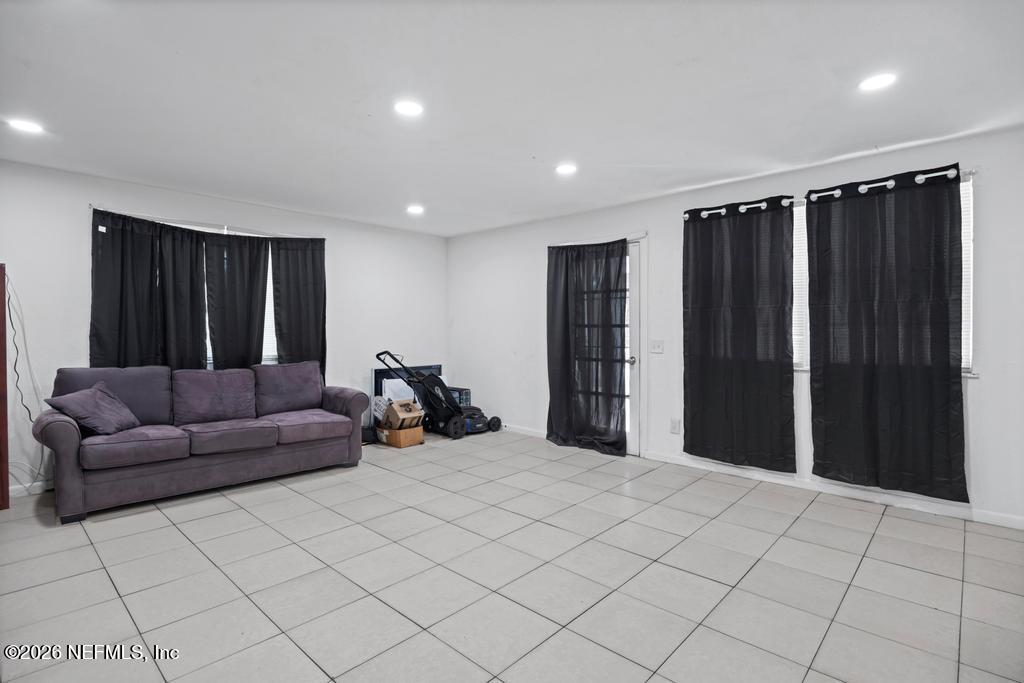 5210 Dodge Road Jacksonville, FL 32209 - Photo 34 of 42 a living room with furniture