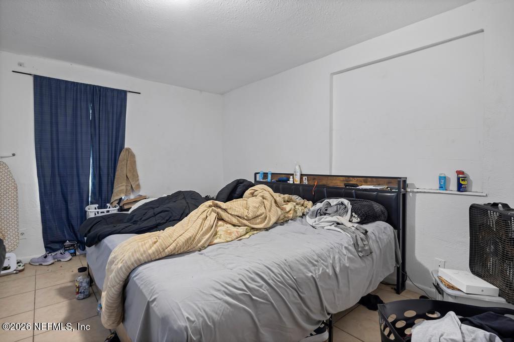 5210 Dodge Road Jacksonville, FL 32209 - Photo 41 of 42 a bedroom with a bed and a window