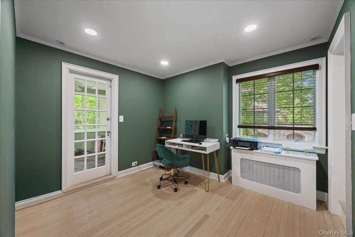 311 Lyncroft Road New Rochelle, NY 10804 - Photo 25 of 39 a work room with a large window