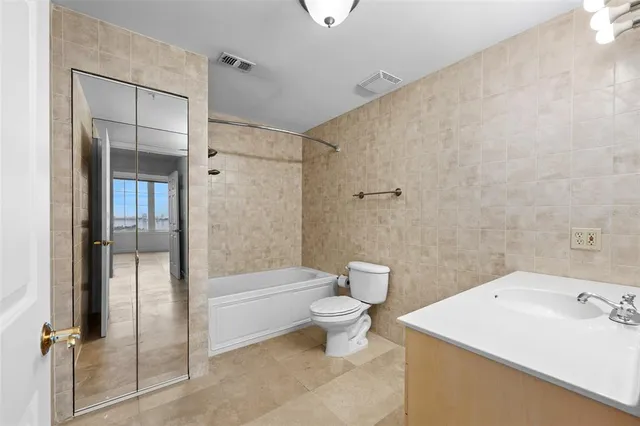 a view of empty room with large window