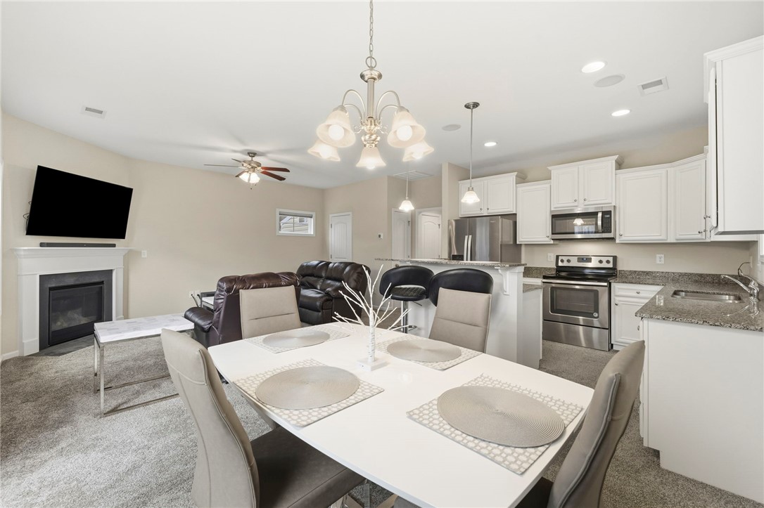 121 Wheaton Court Simpsonville, SC 29680 - Photo 19 of 40 An inviting open concept living area seamlessly blends the kitchen, dining, and living spaces.