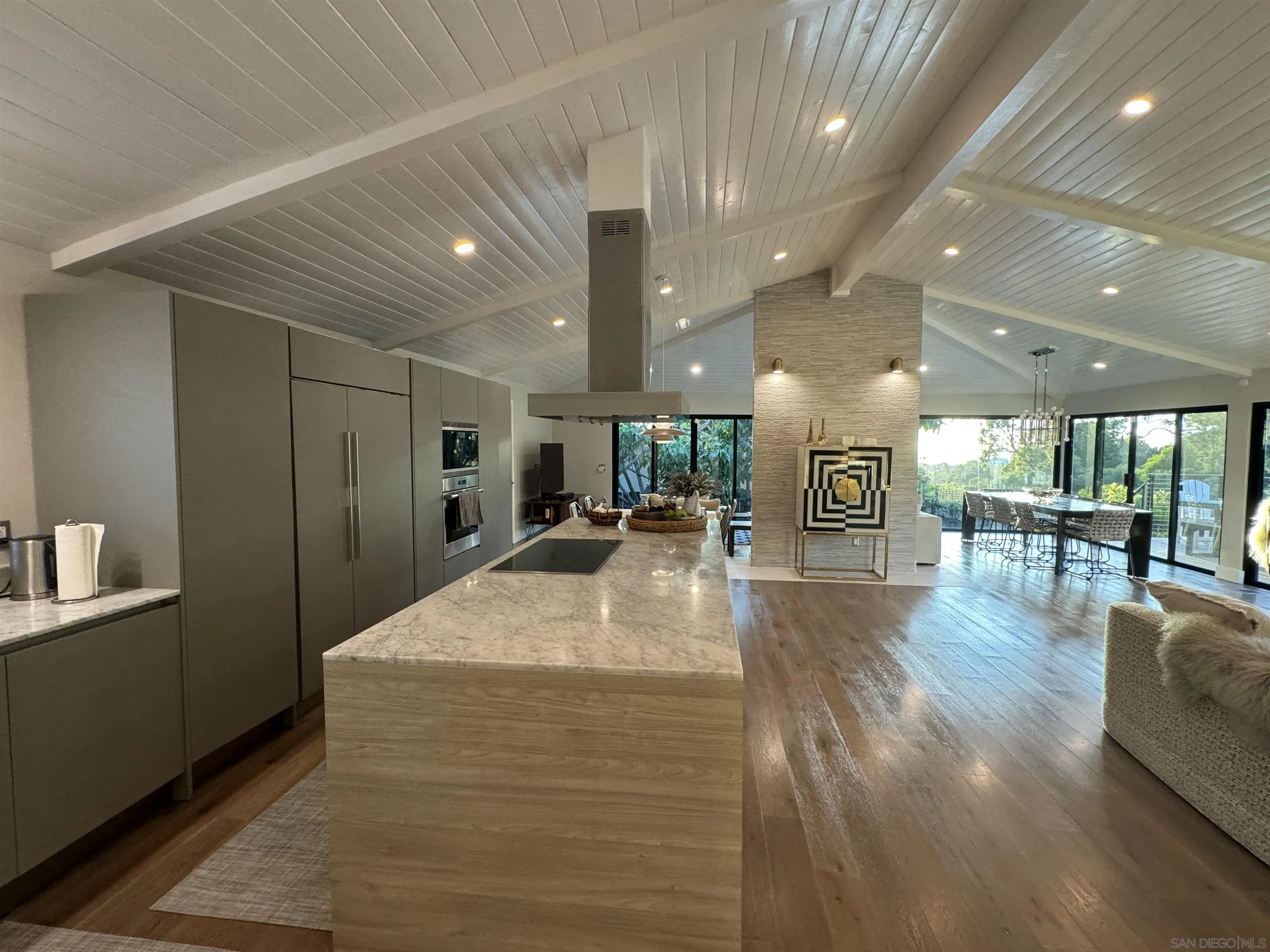1402 Rodeo Drive La Jolla, CA 92037 - Photo 21 of 62 a lobby with furniture and a table