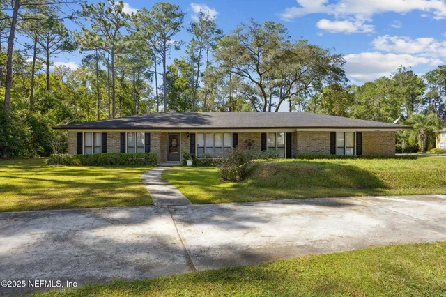 a view of house with a big yard