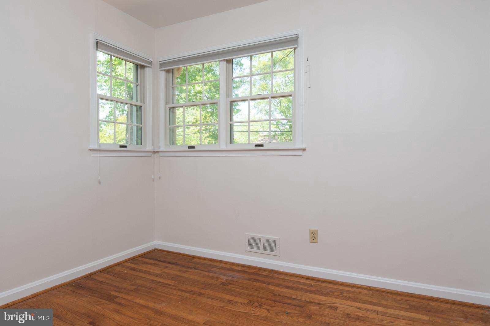 2101 Shenandoah Road Alexandria, VA 22308 - Photo 18 of 44 an empty room with wooden floor and windows