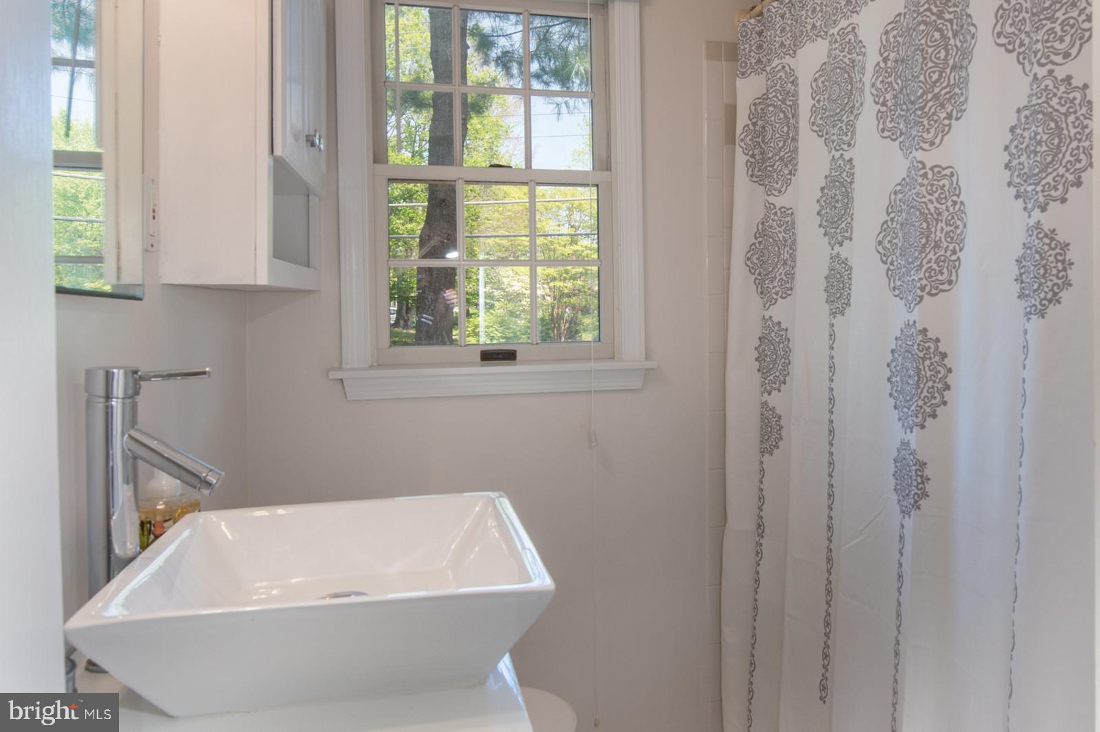 2101 Shenandoah Road Alexandria, VA 22308 - Photo 20 of 44 a bathroom with a bathtub