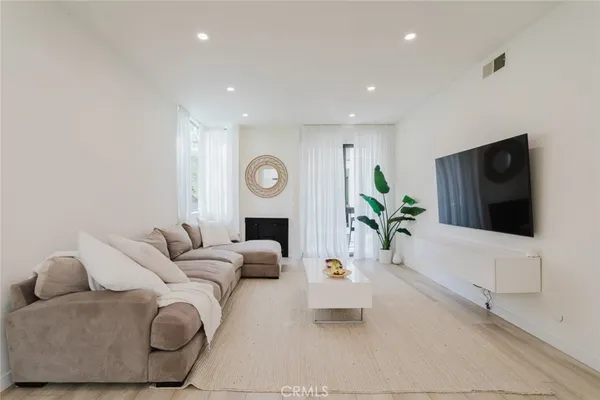 $688,000 | 1305 North Columbus Avenue, Unit 204, Glendale, CA 91202