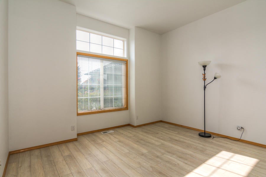 3207 Southwest 35th Street Redmond, OR 97756 - Photo 5 of 39 Light and Airy Family room