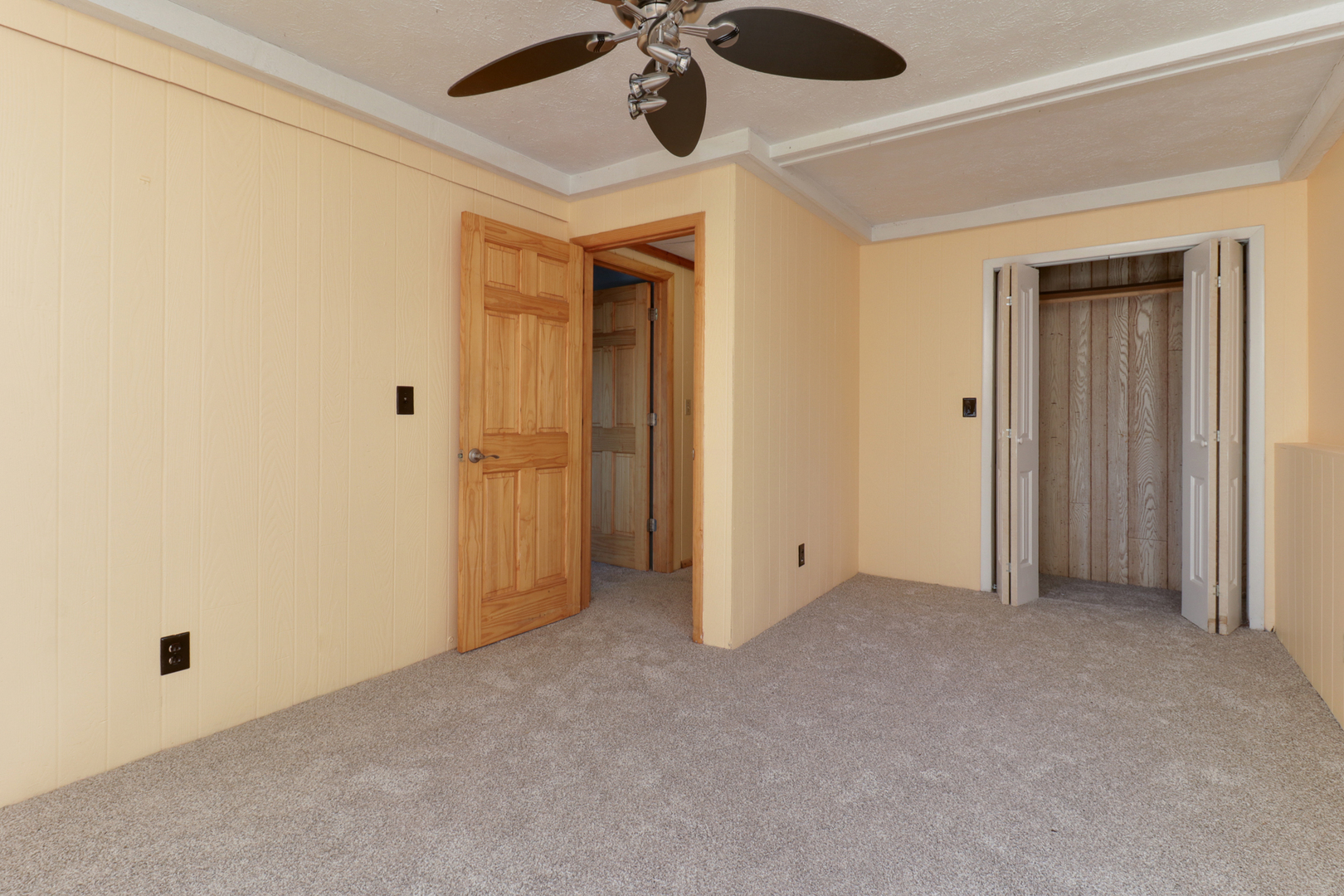 314 South Maple Avenue Minier, IL 61759 - Photo 18 of 30 an empty room with a ceiling fan and closet