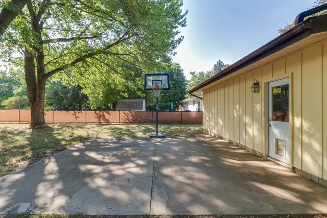 a view of a backyard