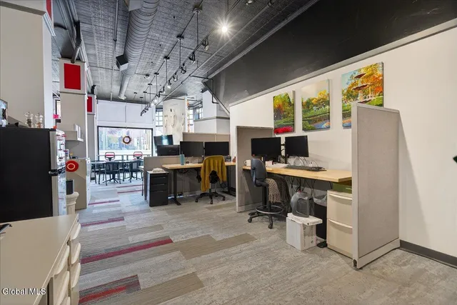 $32 | 516 Broadway, Saratoga Springs, NY 12866