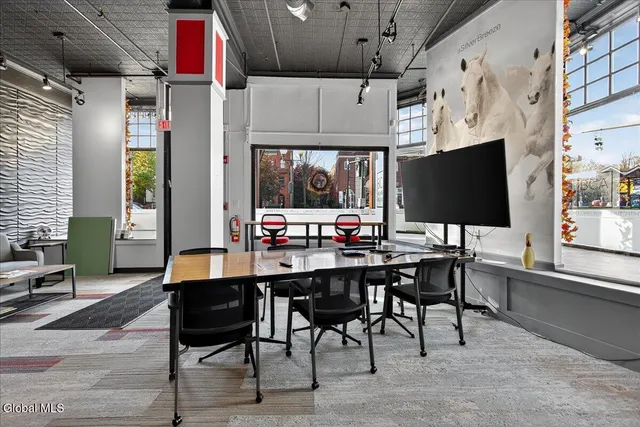 $32 | 516 Broadway, Saratoga Springs, NY 12866