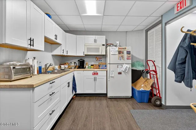 $32 | 516 Broadway, Saratoga Springs, NY 12866