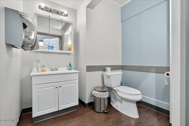 $32 | 516 Broadway, Saratoga Springs, NY 12866