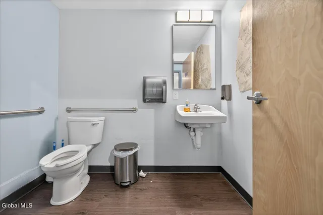 $32 | 516 Broadway, Saratoga Springs, NY 12866